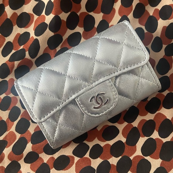 Chanel Metallic Silver Lambskin Card Wallet - Picture 3 of 15